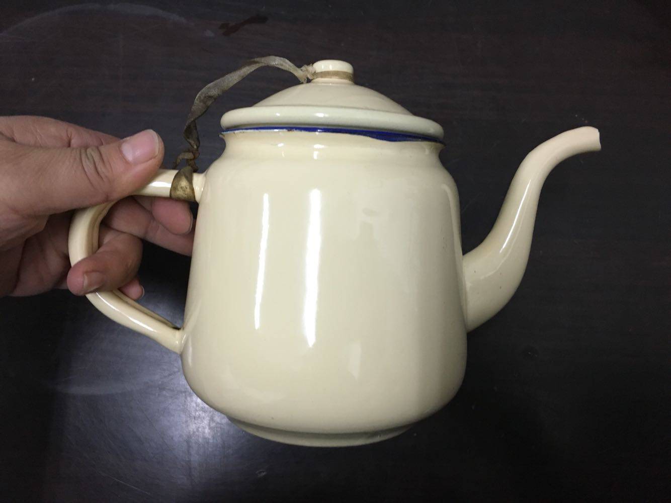 Enamel teapot holes nestled teapot with nostalgic collection of film and TV props-Taobao