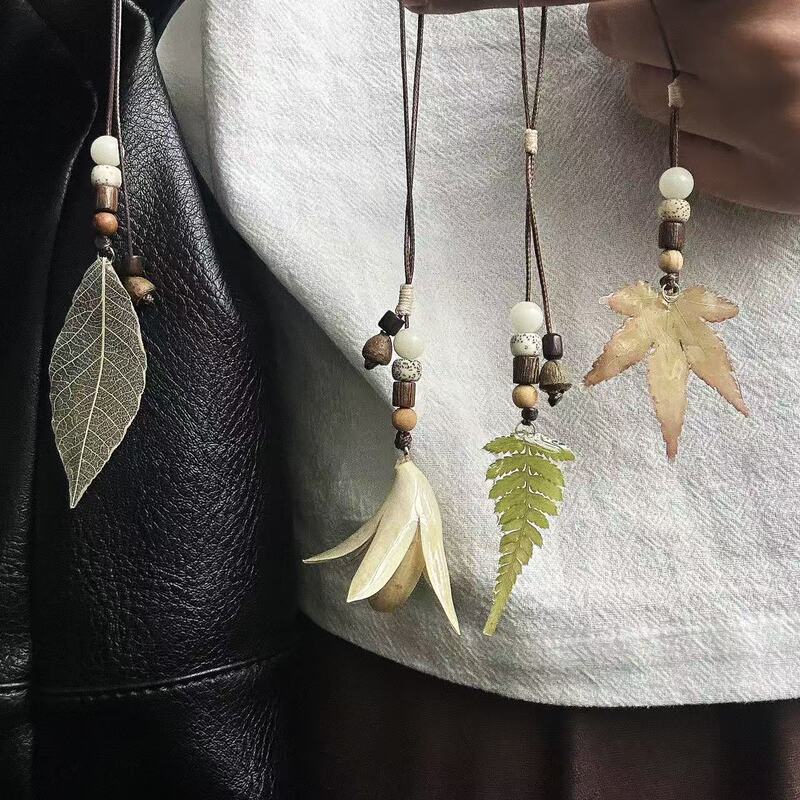 Retro Forest-Style Flower and Leaf Specimen Pendant with Unique Creative and Fun Design, Suitable for Bags, Phone Chains, and Keychains Retro Forest-Style Flower and Leaf Specimen Pendant with Unique Creative and Fun Design, Suitable for Bags, Phone Chains, and Keychains