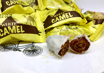 Dubai local specialty CAMEL outer white chocolate CAMEL milk date sandwich almond 250g bulk