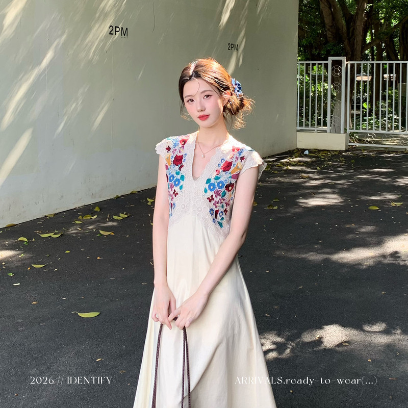 Identify French Retro V-Neck Jacquard Embroidered Linen Dress for Women, Summer Design with Large Hem Long Dress Identify French Retro V-Neck Jacquard Embroidered Linen Dress for Women, Summer Design with Large Hem Long Dress