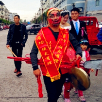 Make-up black and red pot ashes smeared on the face rub the fire and scrape the ashes my father-in-law and mother-in-law are getting married and have trouble climbing the ashes props worker