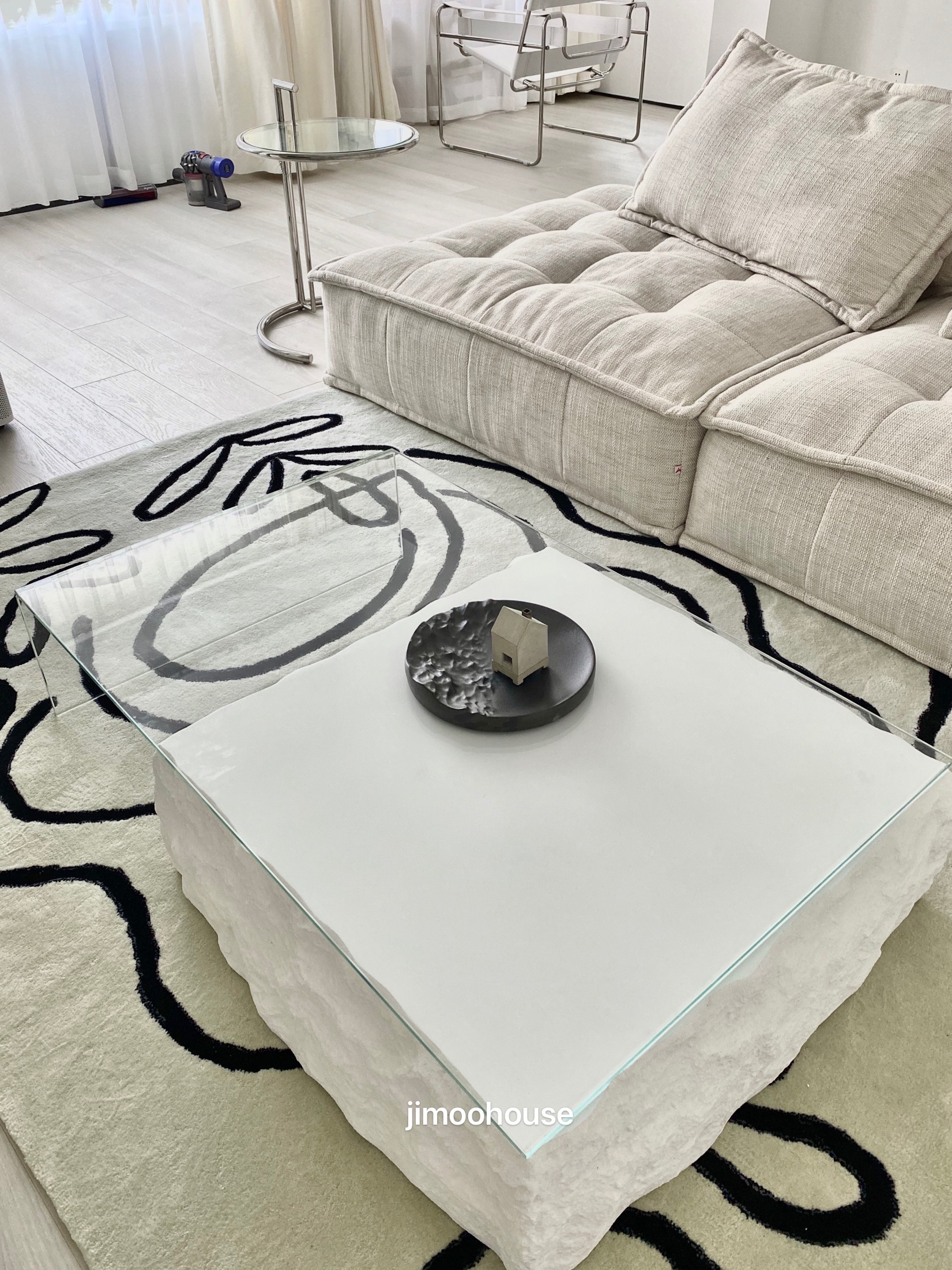 The wood room is a minimalist limestone ultra-white glass low coffee table, fashionable Net red high atmosphere, photo props