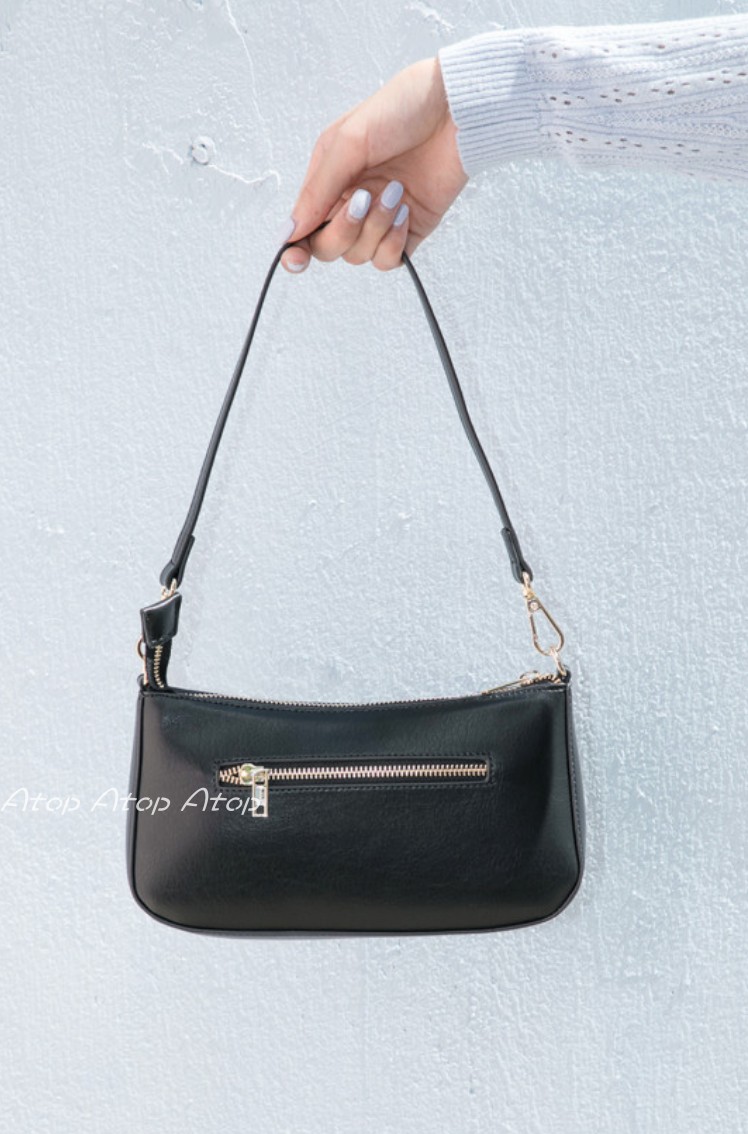 Spot brandy melville wild retro black baguette leather shoulder bag is
