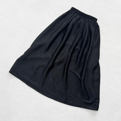 This acetic acid skirt is versatile for daily commuting. It is light, vertical and comfortable. It is a black skirt in the style of the Republic of China era
