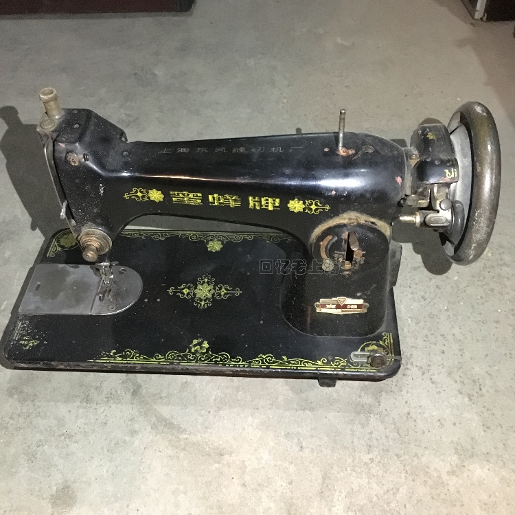 Old-fashioned sewing machine head used mechanical sewing 708090 recommended retro nostalgic decoration old objects props ornaments
