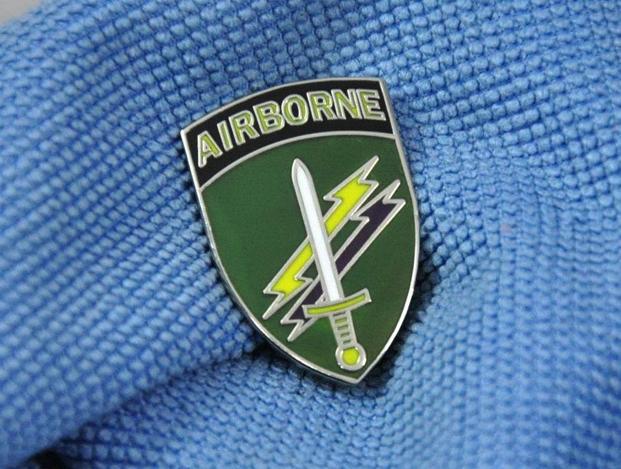 Collectibles US Army USARMY Psychology Operations Command USACAPOC Metal Badge 