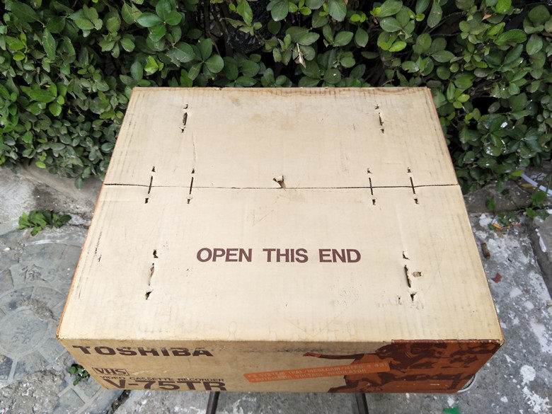 The new VHS tape of the Toshiba V - 75TR old - fashioned video recorder