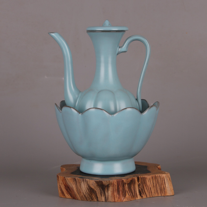 大清乾隆年製　青花龍壺 A blue and white globular 'dragon' vase (Tianqiuping), Seal