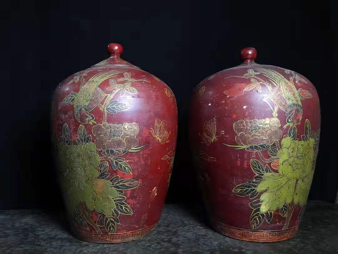 The folk collection of old paint deposits will a pair of cans 32 cm high