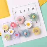 Универсальные пуговицы Daisy привязывает рубашку и одежду, чтобы предотвратить легкую пряжку.