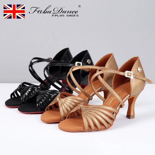 Черная танцующая высокая обувь