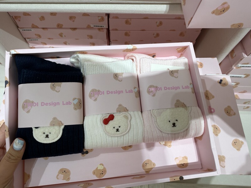 Chengdu In-Stock Twoi Design Lab Socks Collection: Bear All-Over Print Socks, Floral Bear Head Socks