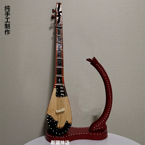 Синьцзян национальный музыкальный инструмент играет ловятный ручной