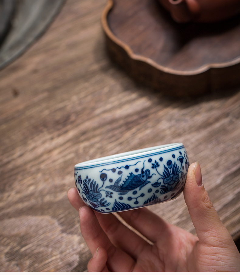 Hand the blue and white porcelain of jingdezhen ceramic all Hand kung fu master cup single cup sample tea cup, small cup single restoring ancient ways