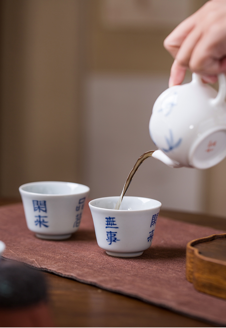 Twenty - four apparatus of jingdezhen blue and white porcelain kung fu tea cups, small single CPU master cup single sample tea cup koubei ceramics