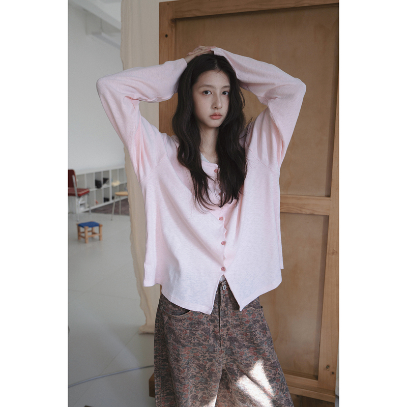 Soft Pink Cardigan with a Dynamic Placket and Curved Layering Design, Loose and Soft Long-Sleeved Knit Cardigan for Women in Autumn Soft Pink Cardigan with a Dynamic Placket and Curved Layering Design, Loose and Soft Long-Sleeved Knit Cardigan for Women in Autumn