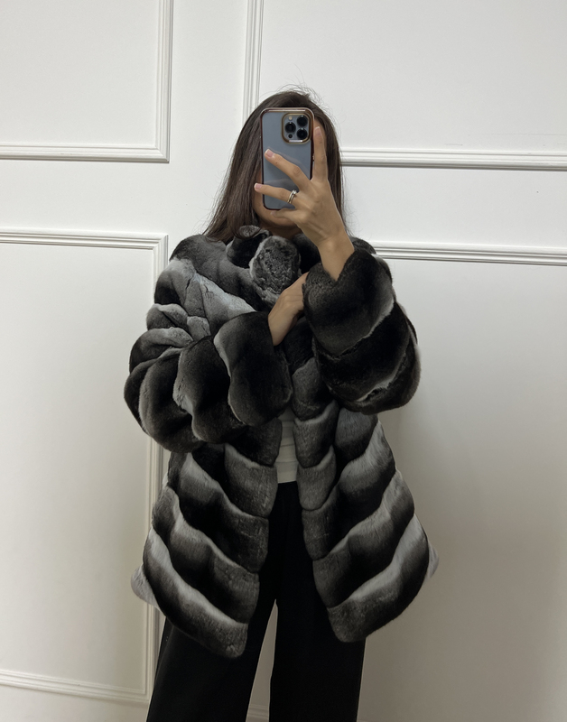 Counter-Quality Chinchilla Fur Coat for Women, Mid-Length, Slim-Fit, Diagonal Weave Style Chinchilla Fur Coat