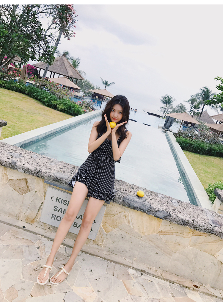 Áo tắm nữ một mảnh 2018 mới mùa xuân nóng bỏng phần phẳng góc bảo thủ che thịt thời trang Hàn Quốc sinh viên thon thả gợi cảm - Bộ đồ bơi One Piece váy bơi liền thân