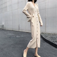 Абрикосовое платье на пуговицах с V-образным вырезом