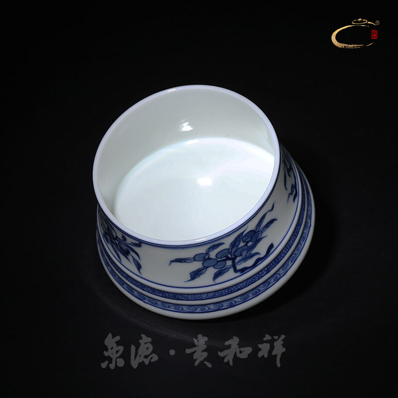 Jingdezhen and auspicious checking blue and white four fruit cup kung fu masters cup cup single CPU hand - made sample tea cup