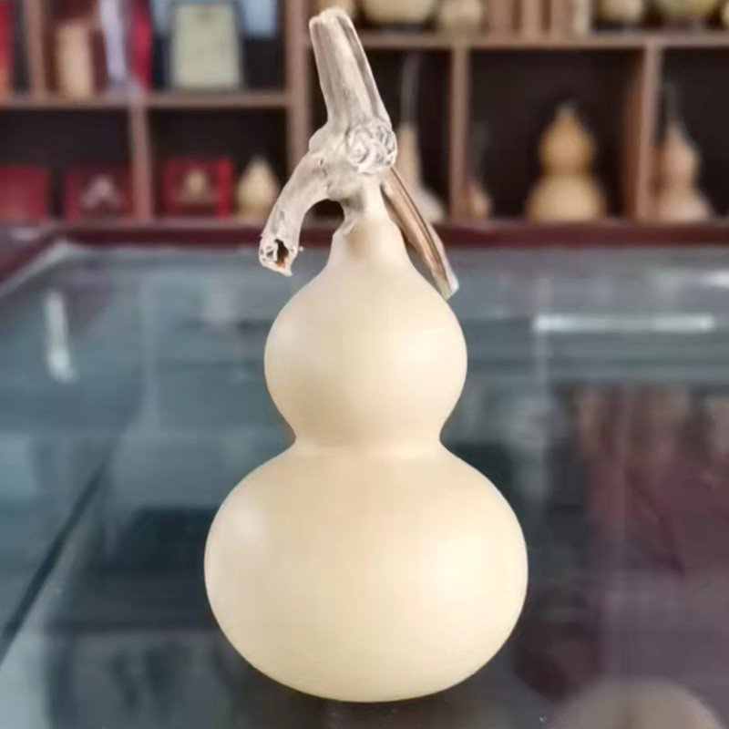 Natural hand chant to play text with playwand twist a small gourd iron clad gold straw in gold with a tap louder 4-7 cm high