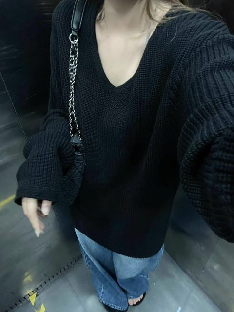 ເສື້ອຢືດຄໍ V-neck ສີດໍາຂອງແມ່ຍິງ lazy ດູໃບໄມ້ລົ່ນດູໃບໄມ້ລົ່ນສູງແຂນຍາວ pullover sweater ເທິງນອກ