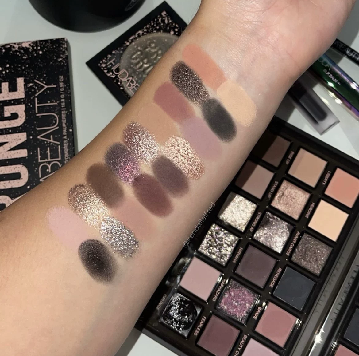Spot HUDA Beauty новая палетка теней для век