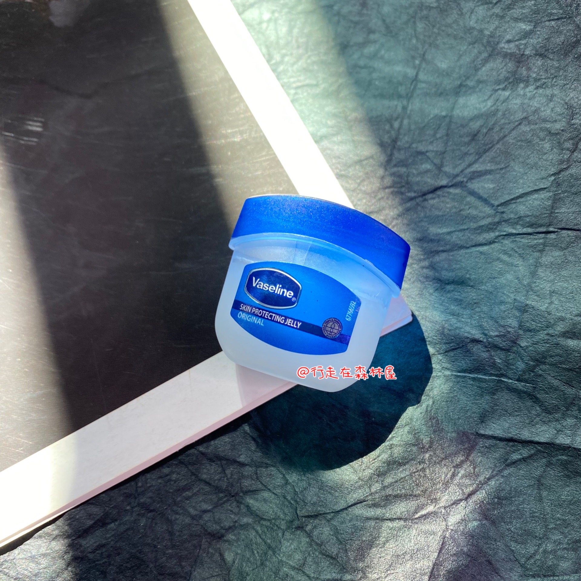 Portable version Taiwan purchase Vaseline lipstick hand and foot cream body lotion moisturizing moisturizing anti-drying anti-drying