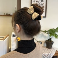 Светло-желтого