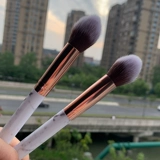 Мраморный хайлайтер, тональный крем, кисть, румяна, рассыпчатая пудра, мягкая база под макияж