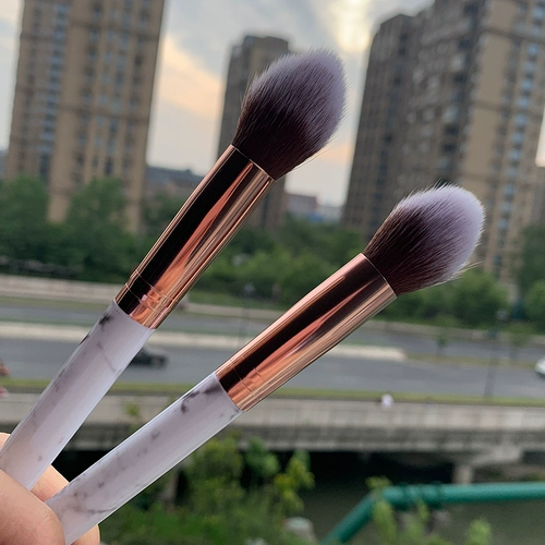 Мраморный хайлайтер, тональный крем, кисть, румяна, рассыпчатая пудра, мягкая база под макияж