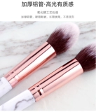 Мраморный хайлайтер, тональный крем, кисть, румяна, рассыпчатая пудра, мягкая база под макияж