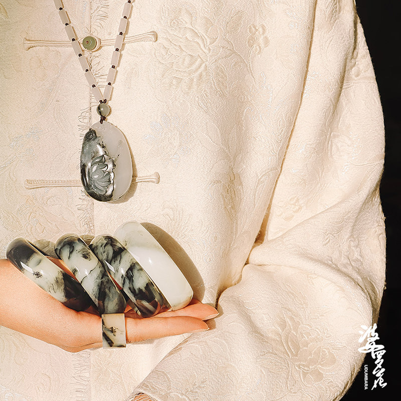 Borneo flower oriental ancient rhyme Xinjiang Hetian seed material sheep fat grade bracelet Baichuan a palm of a thousand rivers one inch poly ink blue flower