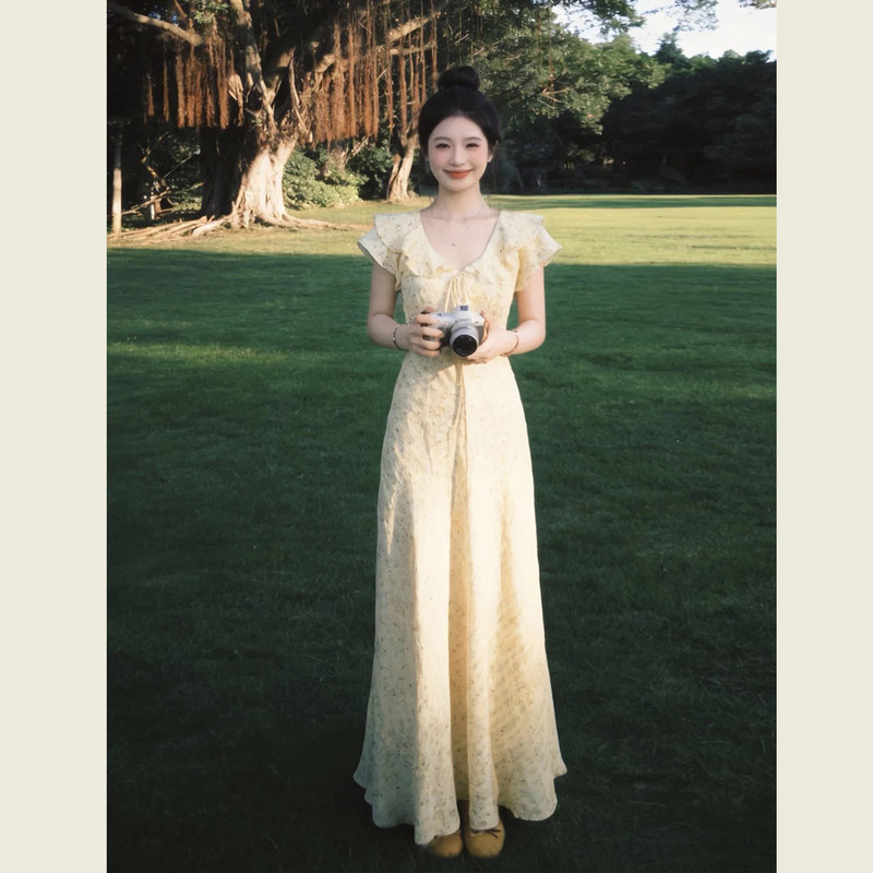 Gentle Yellow Floral V Neck Lace-Up Dress for Women, Summer Resort Style Waist Slimming Long Skirt with Ruffles Gentle Yellow Floral V Neck Lace-Up Dress for Women, Summer Resort Style Waist Slimming Long Skirt with Ruffles