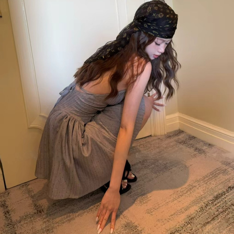 Super Stylish Retro Gray Halter Neck Dress, New Summer Niche Design, Chic and Trendy, Waist-Cinching Short Dress for Women