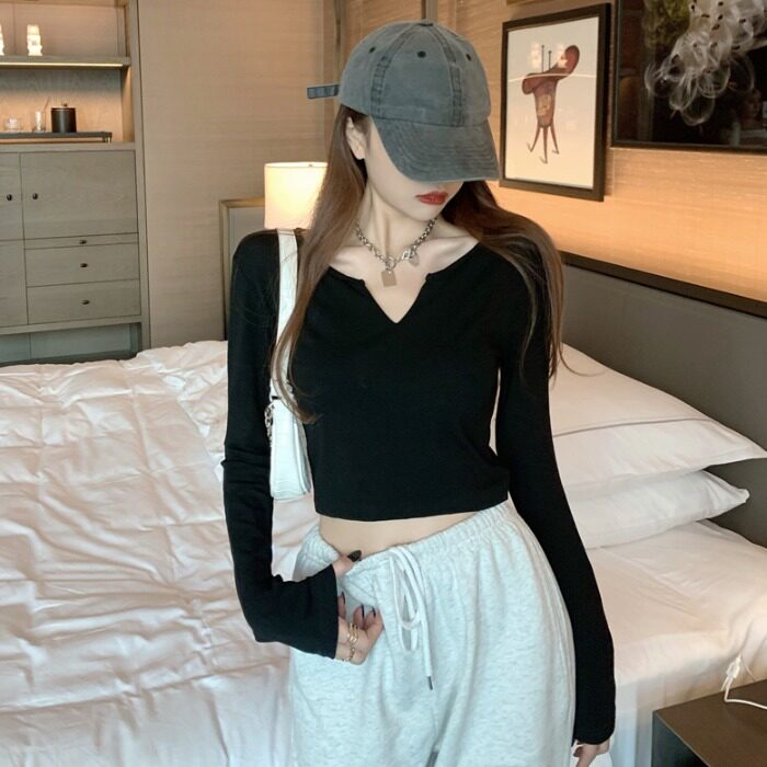 Fall Short Close Design Sense V-collar sleeve cotton T-shirt with a button shoulder hit with a flexible topper in the shirt