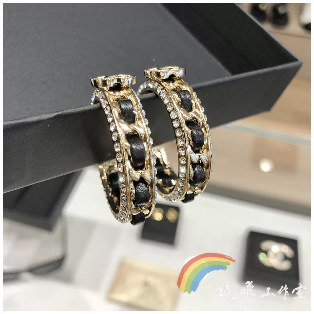 [Spot] Подлинные серьги Chanel 23p новые серьги кожаные черные с камнями двойная буква C коктейльное кольцо на ухо