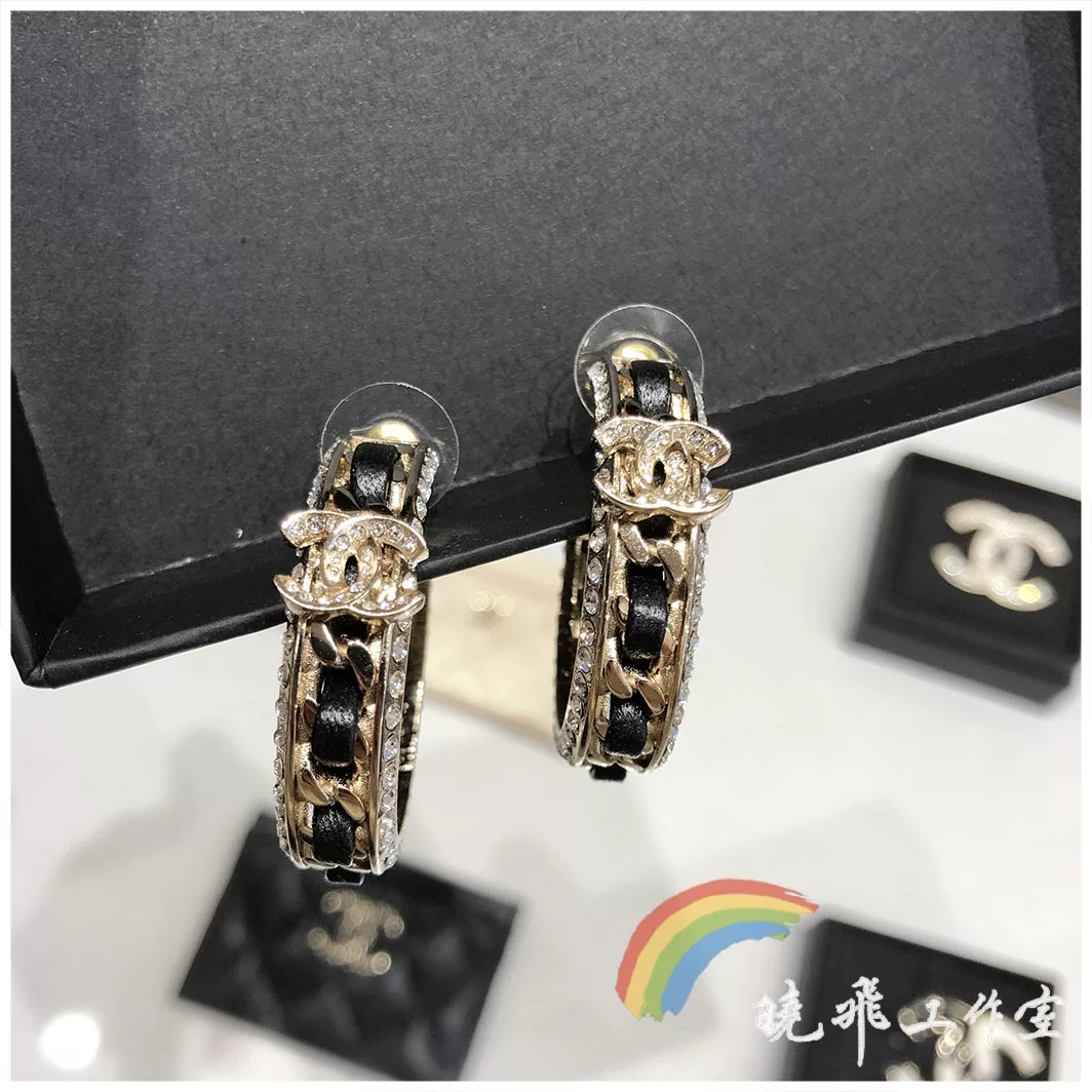[Spot] Подлинные серьги Chanel 23p новые серьги кожаные черные с камнями двойная буква C коктейльное кольцо на ухо