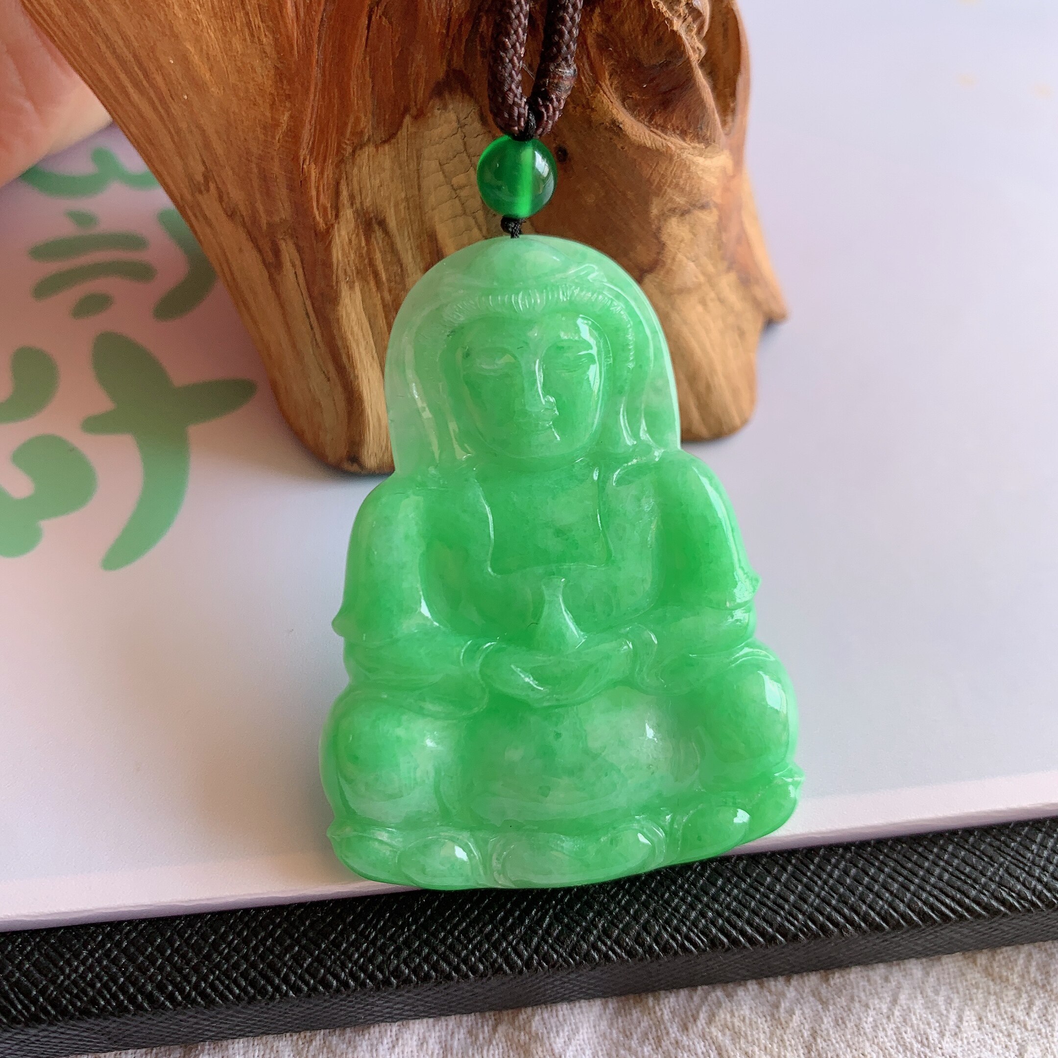 Y72)ヒスイ翡翠糯種水色暗緑A貨『悟道』精彫 彫牌 翡翠吊墜 | ヤマダ