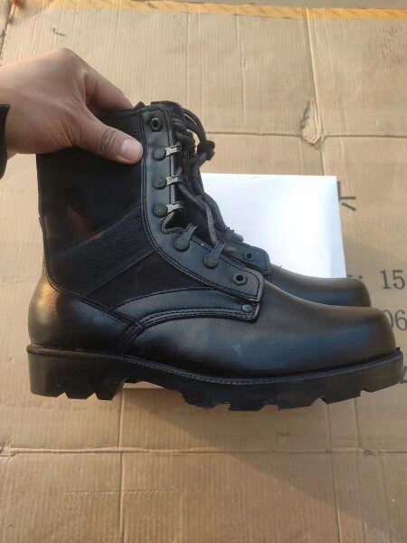 The old fashioned 03 old combat boots on the ground.