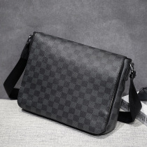 Hong Kong leather men's new shoulder bag fashion leather diagonal bag flip ipad shoulder bag men's bag tide