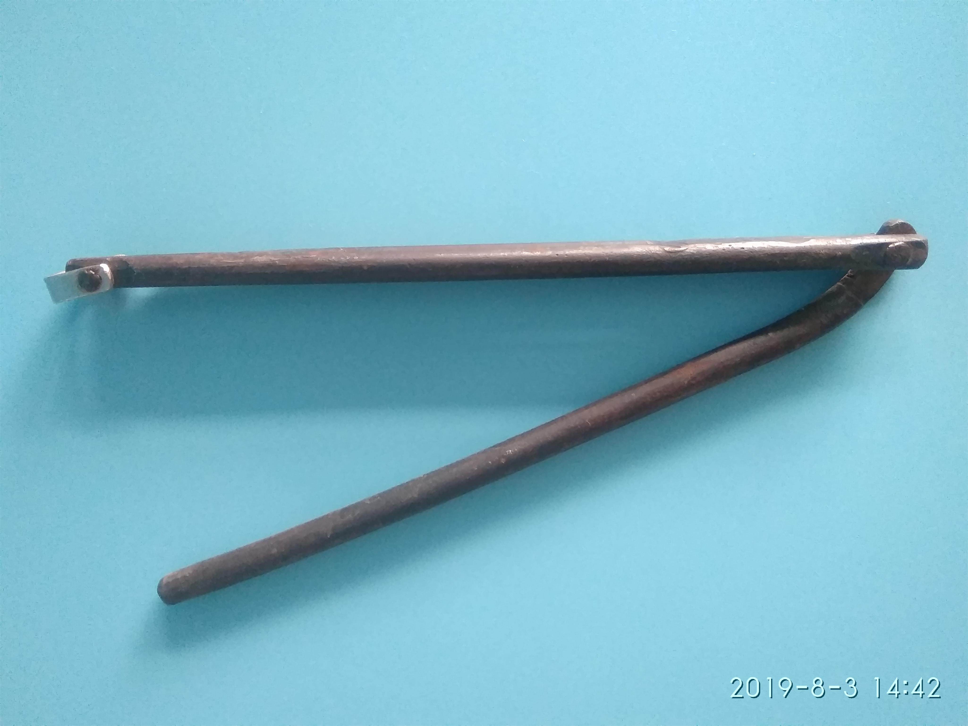 A dedicated tool for the use of an iron shelf farmer