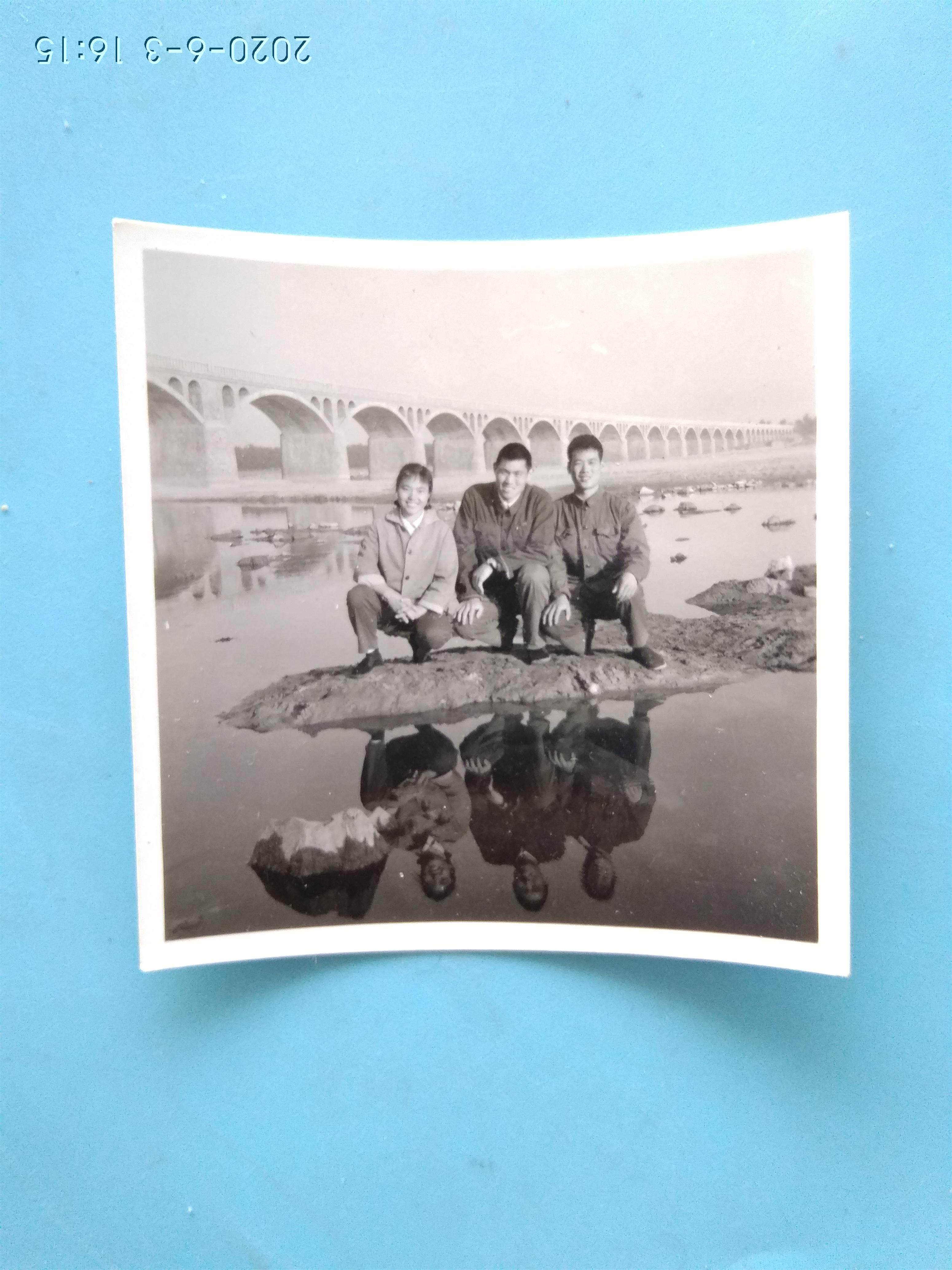 Old photos Small group photo under the bridge