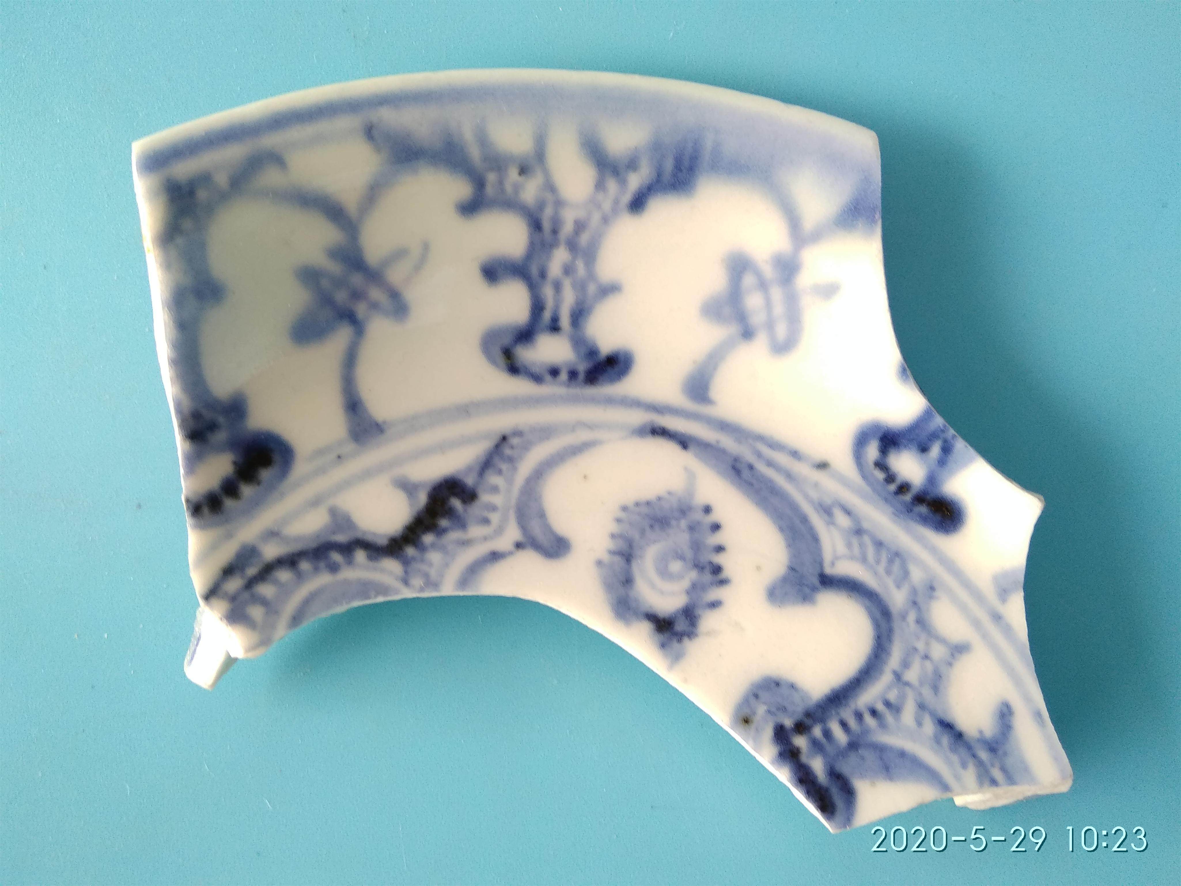 Mid-Ming Dynasty Jingdezhen blue and white hand-painted flower pattern plate and porcelain