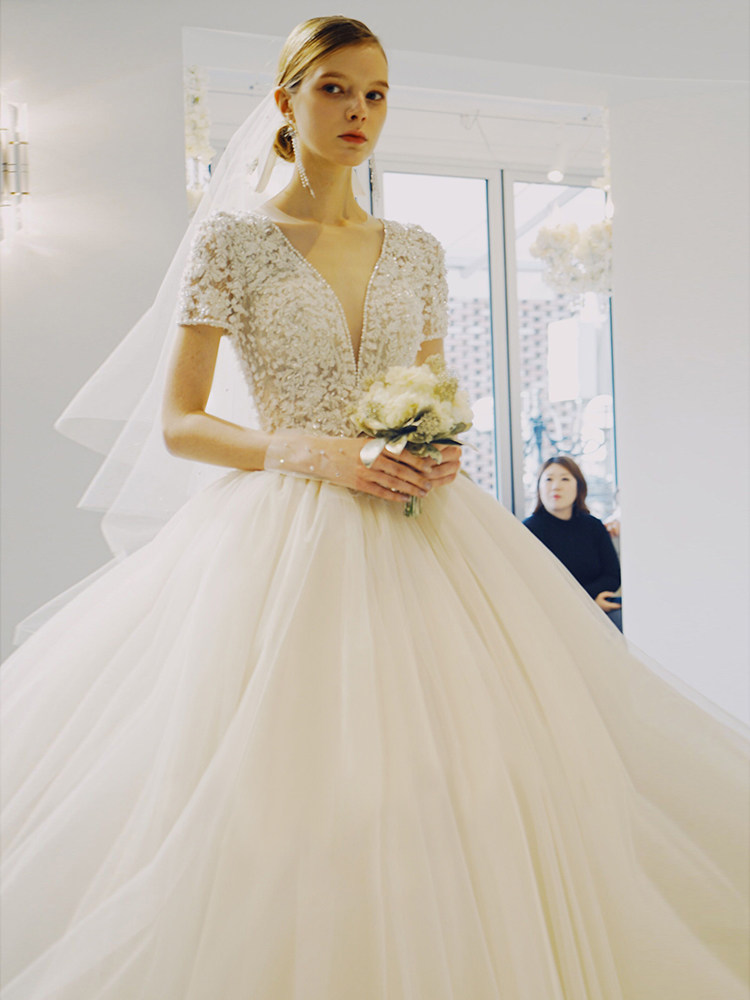 Light wedding dress 2020 new temperament bride French small man forest department starry sky V-neck 2021 big tail master