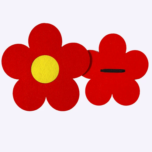 Дети La La Dance Chorus Выступающие руки дают вам немного красного цветочного реквизита