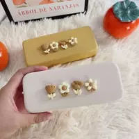 Рис белые четыре маленькие цветы