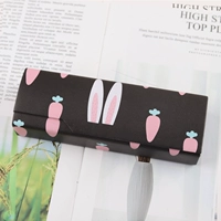 Маленький черный разрыв с кроликом