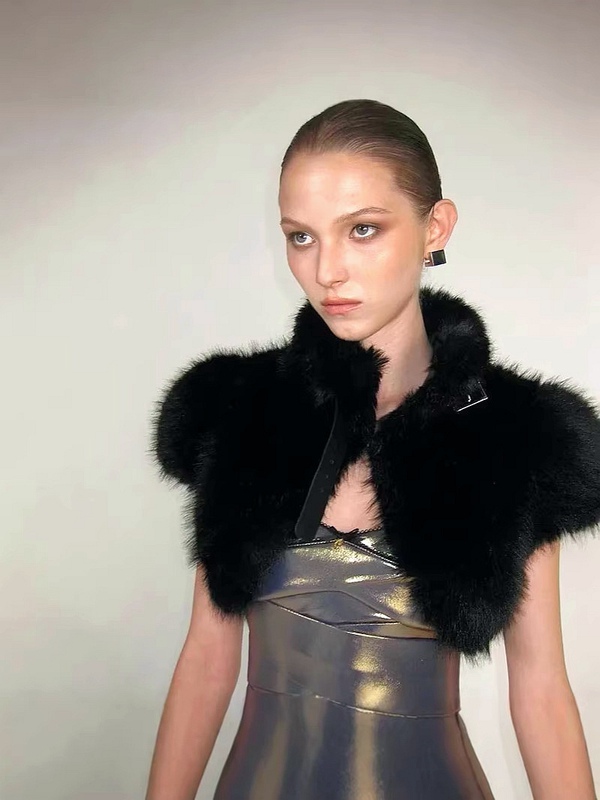 Amazon European and American Cross-Border Wholesale Autumn and Winter Women's Fox Fur Stand-Up Collar Cropped Ultra-Short Vest Faux Fur Vest Amazon European and American Cross-Border Wholesale Autumn and Winter Women's Fox Fur Stand-Up Collar Cropped Ultra-Short Vest Faux Fur Vest