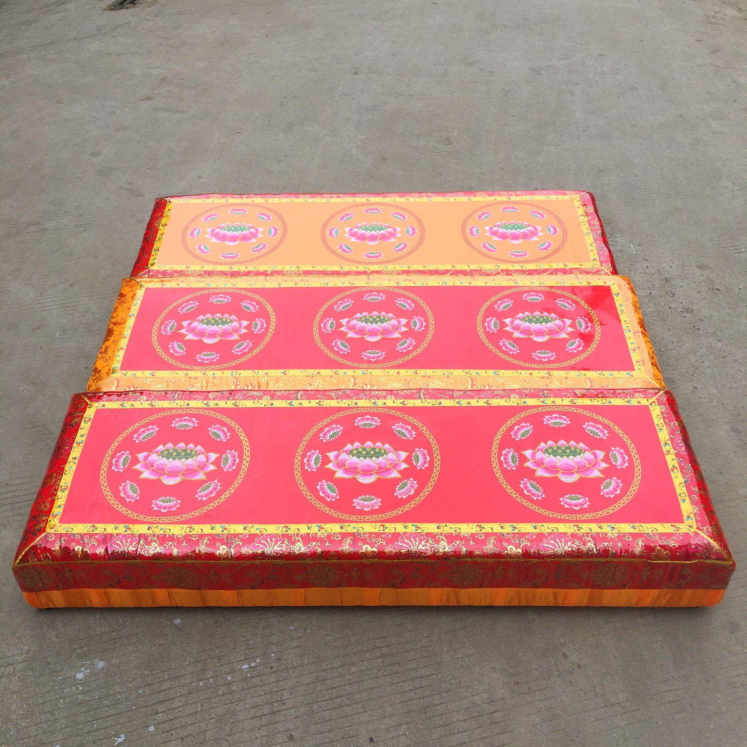 Buddhist three-person worship pad Lotus solid wood worship pad Lotus kneeling pad Worship stool Temple three-person worship pad